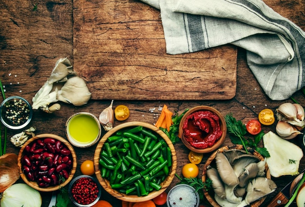 Składniki i przyprawy na stole